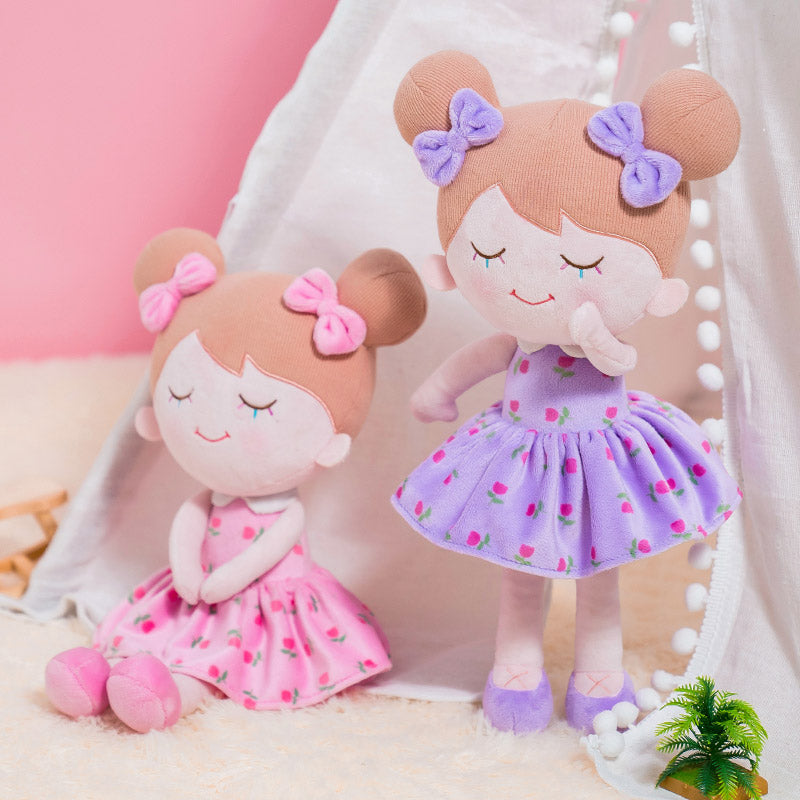 June Garden Poupée Bella Personnalisée – Poupée en peluche douce brodée avec nom – Cadeau personnalisé pour filles – Choisissez le nom, la police et la couleur du fil – Disponible en June Garden Poupée Bella Personnalisée – Poupée en peluche douce brodée avec nom – Cadeau personnalisé pour filles – Choisissez le nom, la police et la couleur du fil – Disponible en