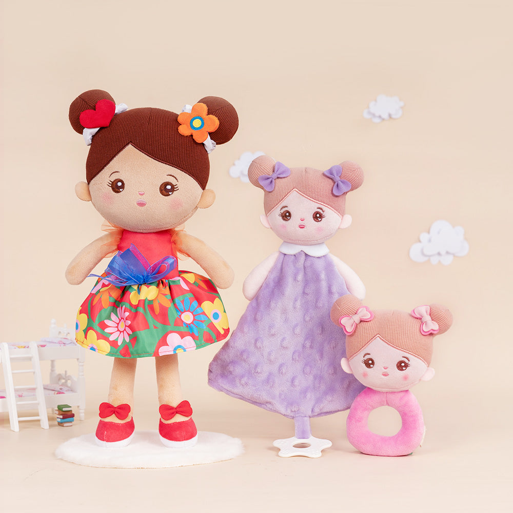 Poupée peluche personnalisée, peau marron, robe fleurie rouge